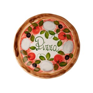 Può includere: Un piatto da pizza rotondo in ceramica con bordo marrone e centro bianco. Il piatto è decorato con pomodori rossi, foglie di basilico verdi, olive nere e mozzarella bianca. La parola "Pizza" è scritta in verde al centro.