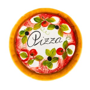 Może przedstawiać: Okrągły ceramiczny talerz do serwowania z ręcznie malowanym wzorem pizzy z czerwonym sosem pomidorowym, białą mozzarellą, zielonymi liśćmi bazylii i czarnymi oliwkami. Słowo Pizza jest napisane czarną kursywą na środku talerza.