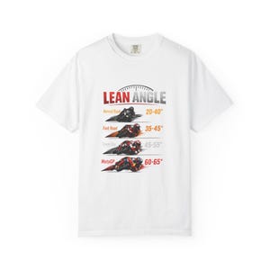 Puede incluir: Camiseta blanca con un gráfico que ilustra los ángulos de inclinación de las motocicletas. El texto "LEAN ANGLE" está en la parte superior, con ilustraciones y rangos de grados para carretera normal y MotoGP.