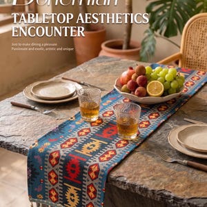 Può includere: Una tavola apparecchiata con un runner a motivi blu, rossi e gialli, due bicchieri di liquido ambrato e una ciotola di frutta. Il testo sull'immagine recita "Bohemian TABLETOP AESTHETICS ENCOUNTER".