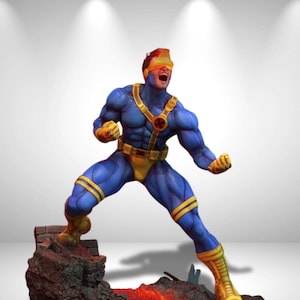 Könnte beinhalten: Eine muskulöse Superhelden-Figur in einem blauen Anzug mit gelben Akzenten und einem gelben Visier über den Augen. Die Figur steht in einer dynamischen, schreienden Pose auf einem felsigen Sockel mit rot leuchtenden Details.