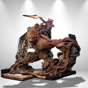 Peut inclure: Une statue détaillée en résine représentant une créature brune semblable à un arbre, avec une surface en écorce texturée et une expression bouche ouverte. Un petit raton laveur anthropomorphe en costume bleu et rouge tire au pistolet.