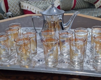 Juego de tetera marroquí de acero inoxidable con 12 vasos Beldi y bandeja de latón grabada.