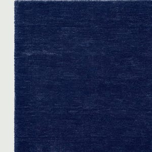 Peut inclure: Une tasse en céramique blanche avec une anse noire et l'inscription "But First, Coffee" en gras noir. La tasse est posée sur un fond flou, suggérant un cadre chaleureux.