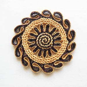 Woven Straw Trivet, Round Hot Pad, Black and Natural Straw Floral Mat, Vintage Kitchen Decor