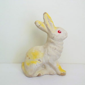 Vieux lapin de Pâques en papier mâché, blanc crémeux avec garniture jaune, yeux roses, lapin en carton MCM, panier de Pâques ou décoration de printemps