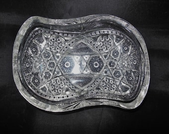 Könnte beinhalten: Eine klare Glasschale mit welligem Rand und geometrischem Muster. Die Schale ist mit einem Sternmuster verziert und eignet sich perfekt zum Servieren von Snacks oder zum Aufbewahren von Kleinigkeiten.