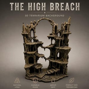 Könnte beinhalten: Ein brauner 3D-Terrarienhintergrund mit dem Titel THE HIGH BREACH, der eine mehrstöckige architektonische Struktur mit Torbögen, Treppen und Plattformen zeigt. Das Design enthält Symbole für natürliches Aussehen, langlebiges Harz und Wasserfestigkeit.