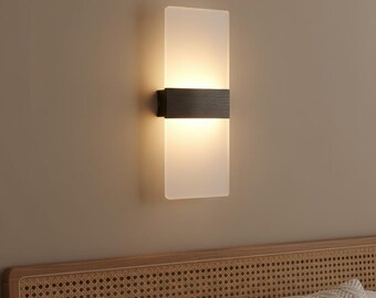 Aplique de pared moderno con panel de vidrio esmerilado para iluminación contemporánea del hogar.