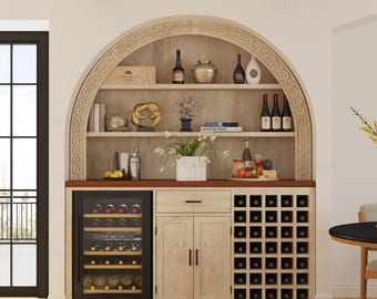 Mueble bar grande de madera maciza Napa con forma de arco, estantes abiertos y espacio para nevera.
