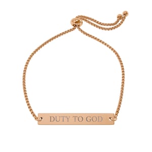 Puede incluir: Pulsera ajustable de oro rosa con una barra rectangular grabada con las palabras "DUTY TO GOD". La pulsera presenta una delicada cadena y una cuenta deslizante para ajustar. Una pieza de joyería sencilla y elegante.