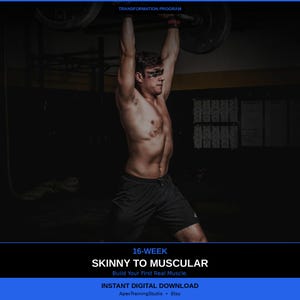 Pode incluir: Uma pessoa musculosa levanta uma barra acima da cabeça em uma academia. A imagem inclui o texto "TRANSFORMATION PROGRAM" e "16-WEEK SKINNY TO MUSCULAR". O texto "Build Your First Real Muscle" também está presente. A imagem é um download digital instantâneo.