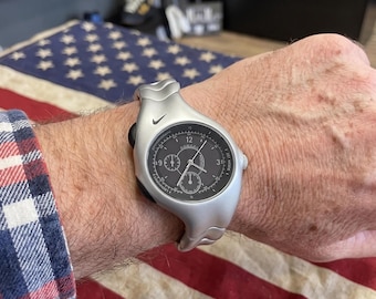 Nike Triax Armored Chrono Uhr, schwarzes Zifferblatt, Y2K asymmetrische Silberuhr, Cyberpunk Retro Streetwear.