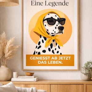 Può includere: Stampa artistica incorniciata con un cane dalmata con occhiali da sole e un foulard giallo. Il cane è ambientato su uno sfondo a cerchio giallo. Include il testo tedesco "Eine Legende" e "GENIESST AB JETZT DAS LEBEN."