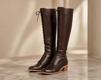 Botas altas de cuero marrón para mujer, hechas a mano, con cordones y diseño elegante.