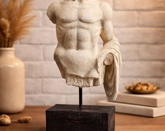 Escultura de torso masculino inspirada en David sobre pedestal / Estatua grecorromana, busto de cuerpo atlético clásico, decoración en piedra neutra, arte de estilo renacentista.