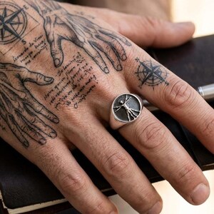 Vintage Vitruvianske Mannen Mässing Signetring – Människofigur Graverad Statement Ring