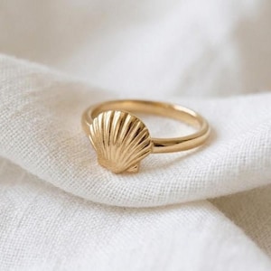Anello a forma di conchiglia in ottone lucido, gioiello boho da spiaggia e nautico.