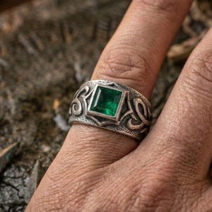 Anillo cuadrado de latón con esmeralda, banda con nudo celta antiguo, estilo gótico vikingo.