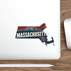 Puede incluir: Una pegatina con el contorno de Massachusetts en rojo y azul, con una silueta de horizonte y la palabra "MASSACHUSETTS" en una fuente desgastada. Se incluye un gráfico de langosta roja.
