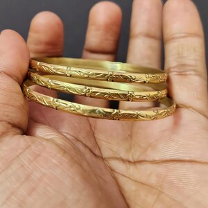 Conjunto de brazaletes florales chapados en oro, pulseras minimalistas finas apilables,