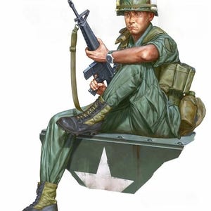 Puede incluir: Ilustración de un soldado con uniforme de combate verde, casco y botas, sosteniendo un rifle negro. El soldado está sentado sobre una superficie con una estrella blanca. Se ven una cantimplora y una mochila. La imagen tiene un estilo ilustrativo vintage.