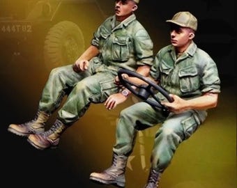 Kit de figuras de resina fundida a presión a escala 1/35: Tripulación de camión militar estadounidense (2 figuras, sin ensamblar ni pintar).