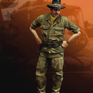 Puede incluir: Un juego de tres tazas de cerámica con un acabado mate moteado. Las tazas son de color crema, gris claro y gris oscuro. Cada taza tiene un diseño simple y minimalista, ideal para café o té.