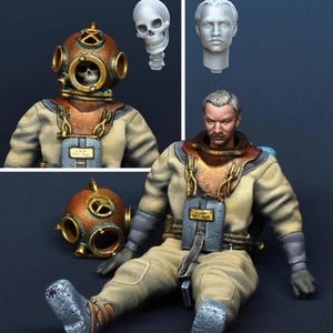 Puede incluir: Una figura en miniatura detallada de un traje de buceo vintage, completo con un casco, una calavera y una cabeza humana. La figura está sentada, vistiendo un traje de buceo beige con detalles en bronce. El casco es de bronce con múltiples portillos.