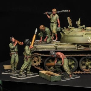 1/35 Scale Die-Cast Resin Figure Model Kit NVA Tank Loading Crews 5 Figures (No Tank) Unassembled and Unpainted