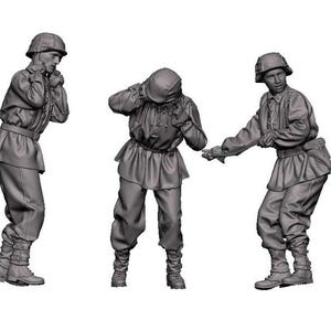 以下が含まれることがあります： それぞれ異なるポーズをとる、制服を着た兵士の3つの灰色のフィギュア。一人の兵士は耳を覆い、もう一人はうずくまり、三番目は手を伸ばしています。全員がヘルメットとブーツを着用しています。