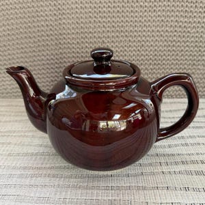 Vintage Brown Glazed Teapot – Ceramic Tea Pot with Lid – Rustic Kitchen Decor – Farmhouse Coffee Tea Server – Retro Stoneware Teapot