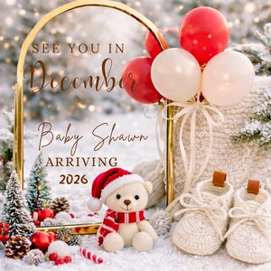 Peut inclure: Annonce de grossesse sur le thème de Noël. L'image présente un cadre doré avec le texte "See you in December, Baby Shawn, Arriving 2026." Un ours en peluche avec un bonnet de Père Noël, des ballons et des chaussons de bébé.