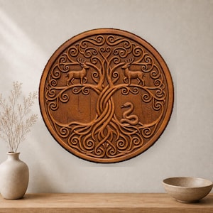 Può includere: Una placca da parete circolare in legno con un intaglio in rilievo dettagliato di un albero dai rami intrecciati. Due cervi si trovano sui lati opposti del tronco, mentre un serpente avvolto è posizionato vicino alla base tra le radici.