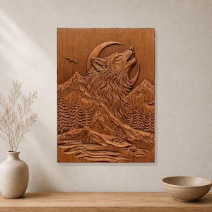 Puede incluir: Una placa de pared rectangular de madera con una talla en relieve detallada de un lobo aullando a una luna creciente. La escena incluye un paisaje montañoso con árboles de hoja perenne y un pequeño pájaro en vuelo, en madera marrón natural.