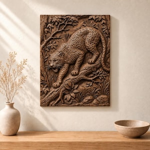 Pode incluir: Uma placa de parede retangular de madeira com um relevo detalhado de um leopardo a rondar um ramo de árvore. A cena inclui folhagem intrincada, folhas e casca texturizada, tudo representado num tom de madeira castanho natural.