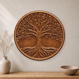 Puede incluir: Una placa de pared circular de madera con una talla en relieve detallada de un árbol con ramas extensas, numerosas hojas y raíces visibles. La obra tiene un acabado marrón cálido con tonos más oscuros en las áreas talladas.