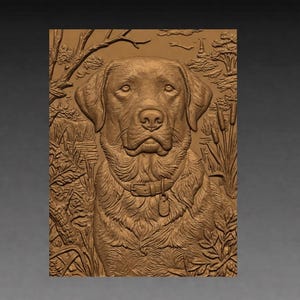 Puede incluir: Tallado en relieve marrón de un perro Labrador Retriever. El perro está centrado, con collar y chapa, rodeado de follaje y árboles. La obra de arte es rectangular y tiene una estética natural y rústica.