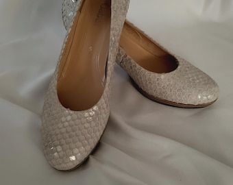 Damskie skórzane buty na obcasie w kolorze kości słoniowej z wytłoczonym wzorem węża – wygodne, miękkie, blokowe buty