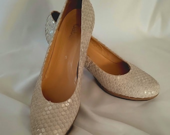 Ivoorkleurige leren dameshakken met slangenprint – comfortabele zachte blokhakschoenen