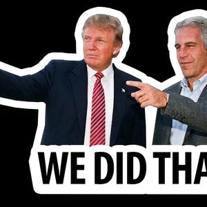 Puede incluir: Una pegatina con dos hombres señalándose. Uno lleva un traje con corbata roja, el otro una americana gris. El texto "WE DID THAT!" está escrito en letras blancas en negrita.