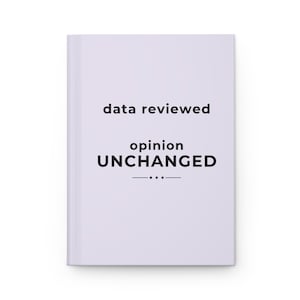 Puede incluir: Un diario de color lila claro con el texto en negro "data reviewed, opinion UNCHANGED". El diseño es minimalista, con una fuente sencilla y una línea horizontal con tres puntos debajo.