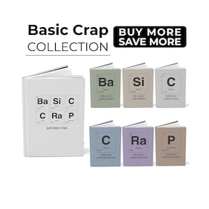 Op de afbeelding: Een verzameling notitieboekjes met elementen uit het periodiek systeem op de kaften. De notitieboekjes zijn in verschillende kleuren, waaronder groen, beige en paars. De tekst "Basic Crap Collection" staat bovenaan.