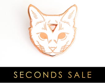 ¡VENTA DE SEGUNDOS! Pin de solapa de esmalte de gato arcano en oro blanco y rosa. Pin de esmalte de gato blanco