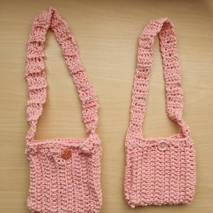 Puede incluir: Un letrero de madera rústico con el texto "Welcome to our home" en un estilo manuscrito. El letrero presenta un acabado envejecido y un diseño simple y acogedor, perfecto para la decoración de la entrada.