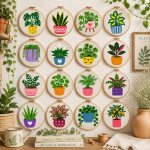 Puede incluir: Dieciséis bastidores de bordado circulares con diseños de punto de cruz de varias plantas en macetas de colores. La colección incluye cactus, suculentas y plantas de hojas verdes en macetas amarillas, rosas, moradas y azules en cuadrícula.