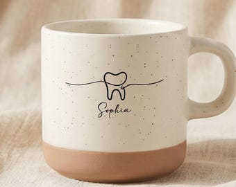Tazza personalizzata per dentista, tazza in ceramica con nome personalizzato, design a cuore e dente, regalo per igienista dentale.