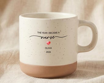 Tazza personalizzata per la laurea in infermieristica, tazza in ceramica "New RN", "L'anno in cui sono diventata infermiera", regalo personalizzato con nome e anno per la laurea in infermieristica.