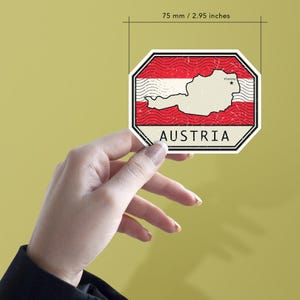 以下が含まれることがあります： オーストリアの国旗と地図をあしらった、使い古したデザインの長方形ステッカー。ステッカーの幅は75mmで、下部に「AUSTRIA」の文字が入っています。地図にはウィーンの都市がマークされています。