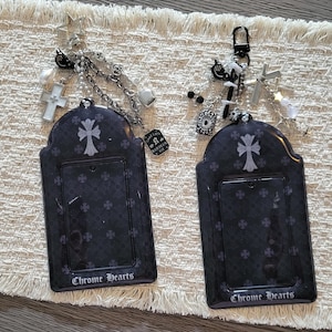 Op de afbeelding: Een witte keramische mok met een zwart handvat en de tekst "But First, Coffee" in een zwarte, vette letter. De mok staat op een wit oppervlak. De mok lijkt ongeveer 355 ml te bevatten.